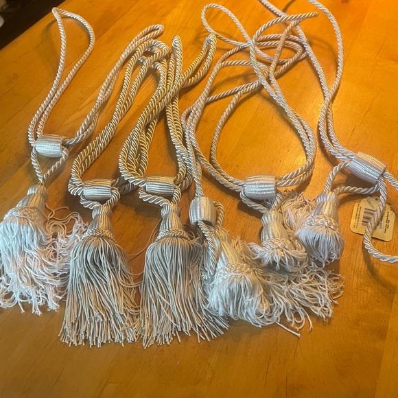 Decorative Tieback Elegant White and Cream Tassel Tiebacks never used set of 6 - Picture 1 of 6